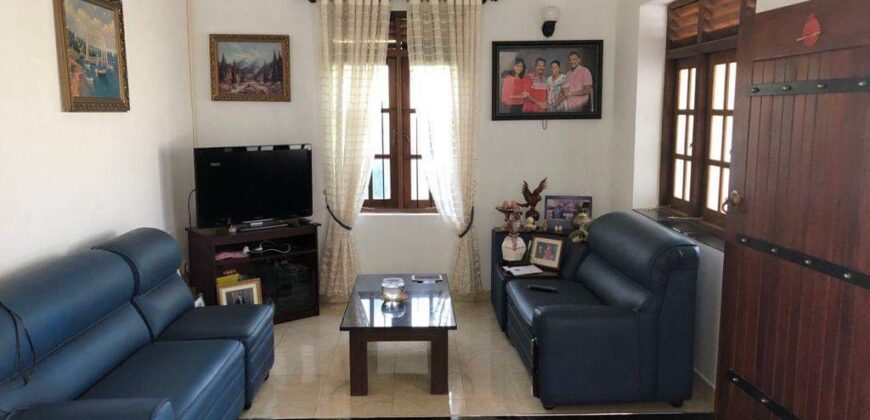කඩවත පිහිටි දෙමහල් නිවස සමග ඉඩම