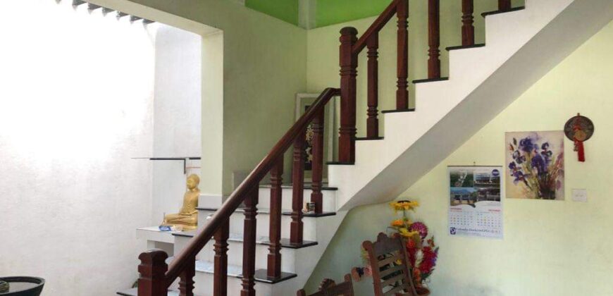 කඩවත පිහිටි දෙමහල් නිවස සමග ඉඩම