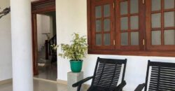 කඩවත පිහිටි දෙමහල් නිවස සමග ඉඩම
