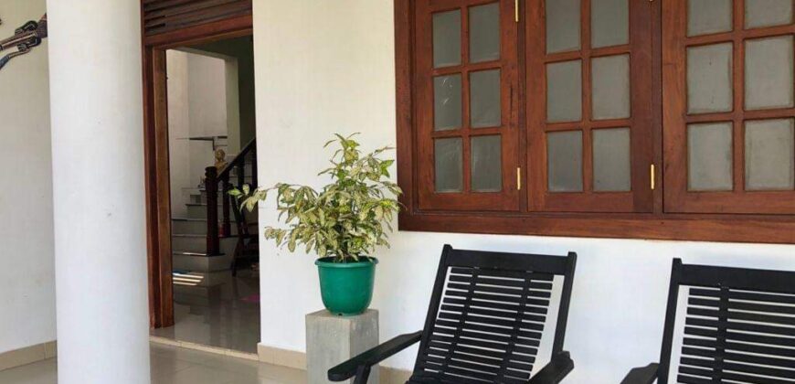 කඩවත පිහිටි දෙමහල් නිවස සමග ඉඩම