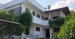 කඩවත පිහිටි දෙමහල් නිවස සමග ඉඩම
