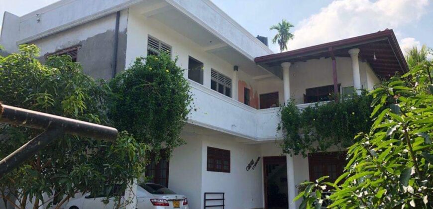 කඩවත පිහිටි දෙමහල් නිවස සමග ඉඩම